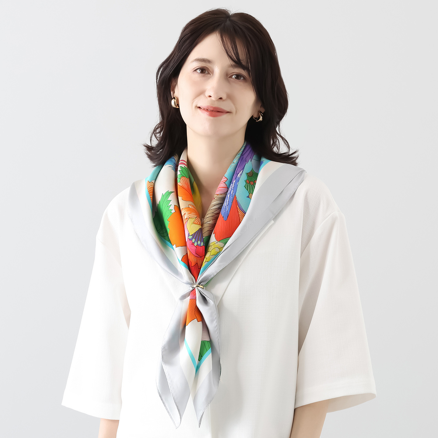 ヘ・エラ シルク１００％ 彩りがあなたを包む スクエア大判スカーフ