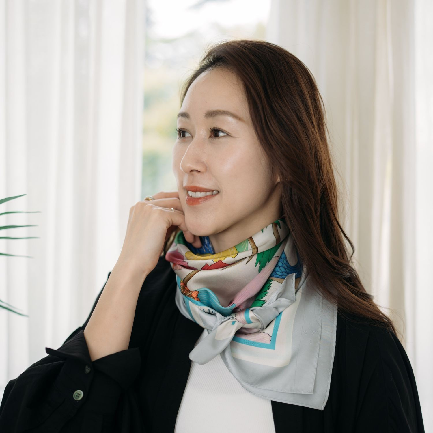 ヘ・エラ シルク１００％ 彩りがあなたを包む スクエア大判スカーフ