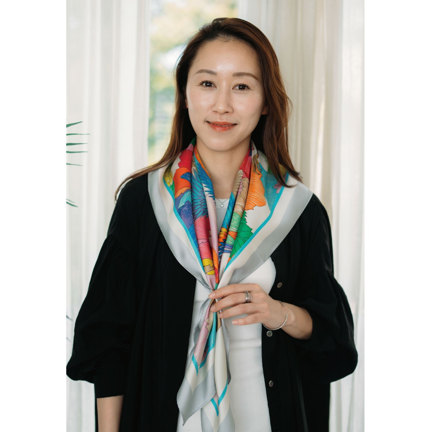 ヘ・エラ シルク１００％ 彩りがあなたを包む スクエア大判スカーフ