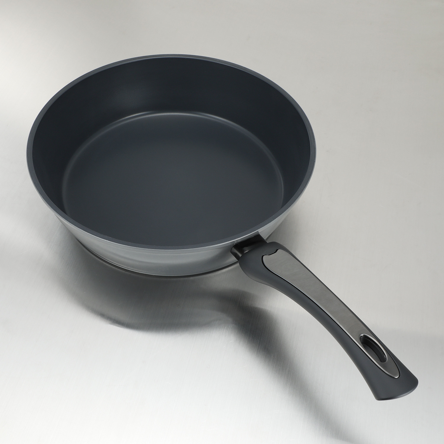 常識をくつがえす！ 内側ノンコーティングで 強火調理・金属ヘラＯＫ！ プラズマプロフライパン ２６ｃｍ蓋付