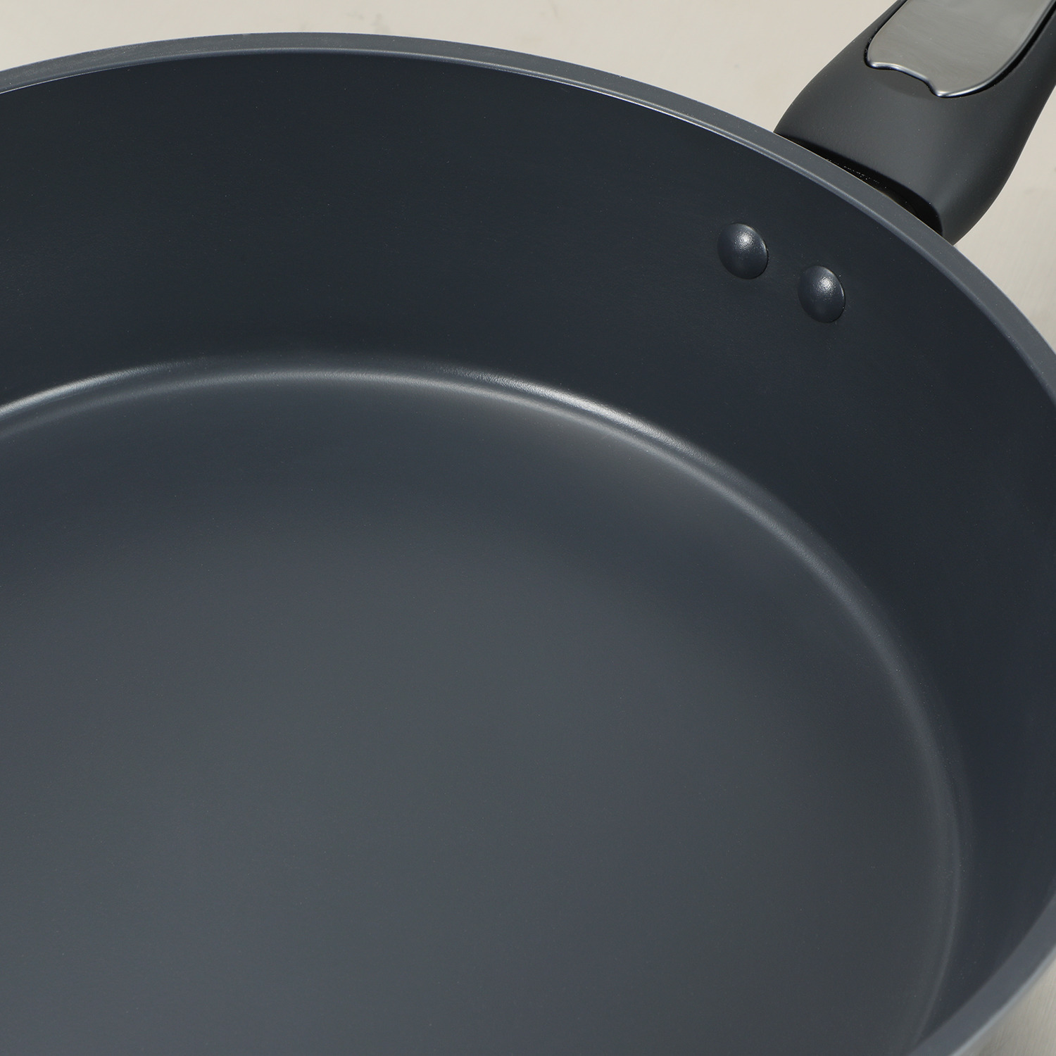 常識をくつがえす！ 内側ノンコーティングで 強火調理・金属ヘラＯＫ！ プラズマプロフライパン ２６ｃｍ蓋付