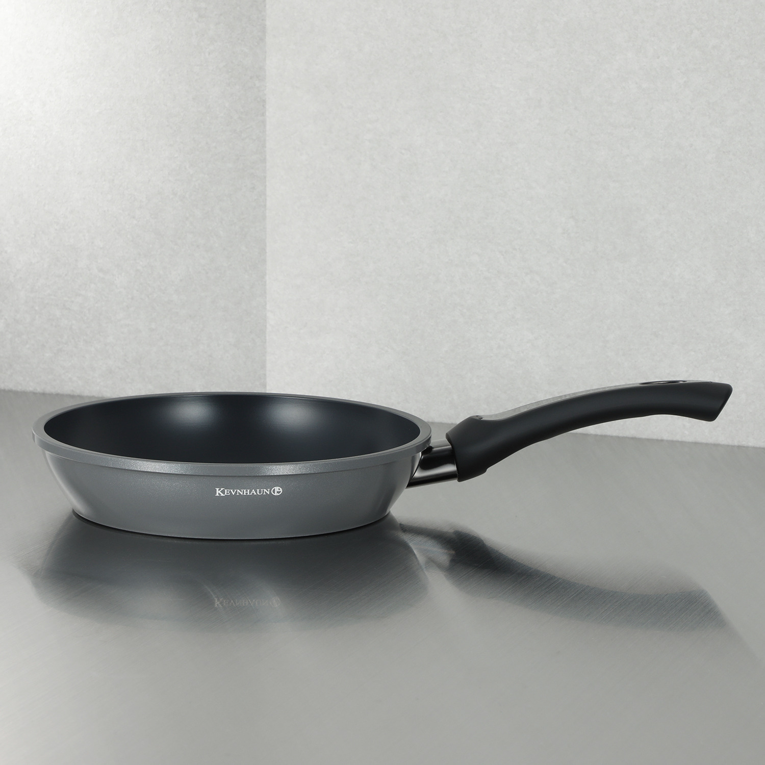 常識をくつがえす！ 内側ノンコーティングで 金属ヘラＯＫ！ プラズマプロフライパン ２０ｃｍ