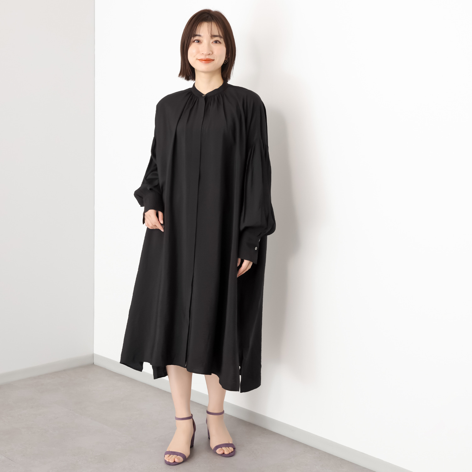 ヘ・エラ 大人のおしゃれで細見え ギャザーたっぷり バンドカラーワンピース