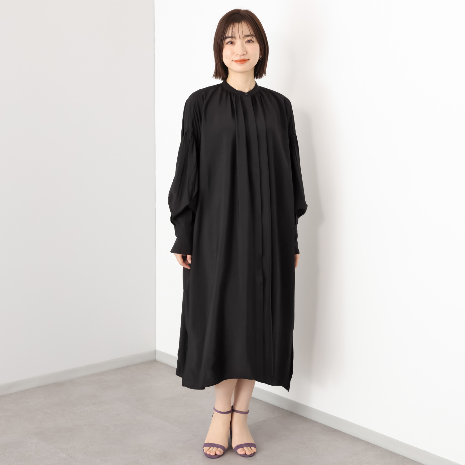 ヘ・エラ 大人のおしゃれで細見え ギャザーたっぷり バンドカラーワンピース