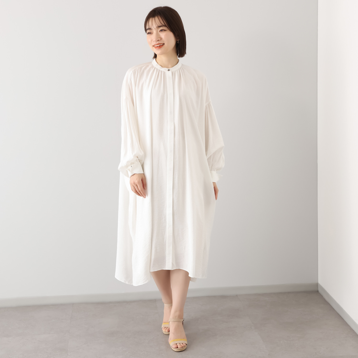 ヘ・エラ 大人のおしゃれで細見え ギャザーたっぷり バンドカラーワンピース