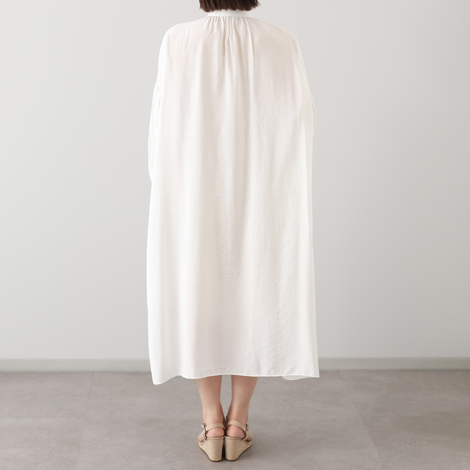 ヘ・エラ 大人のおしゃれで細見え ギャザーたっぷり バンドカラーワンピース