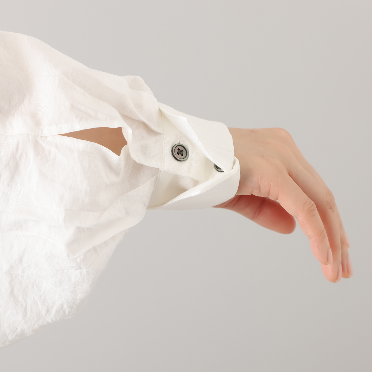 ヘ・エラ 大人のおしゃれで細見え ギャザーたっぷり バンドカラーワンピース