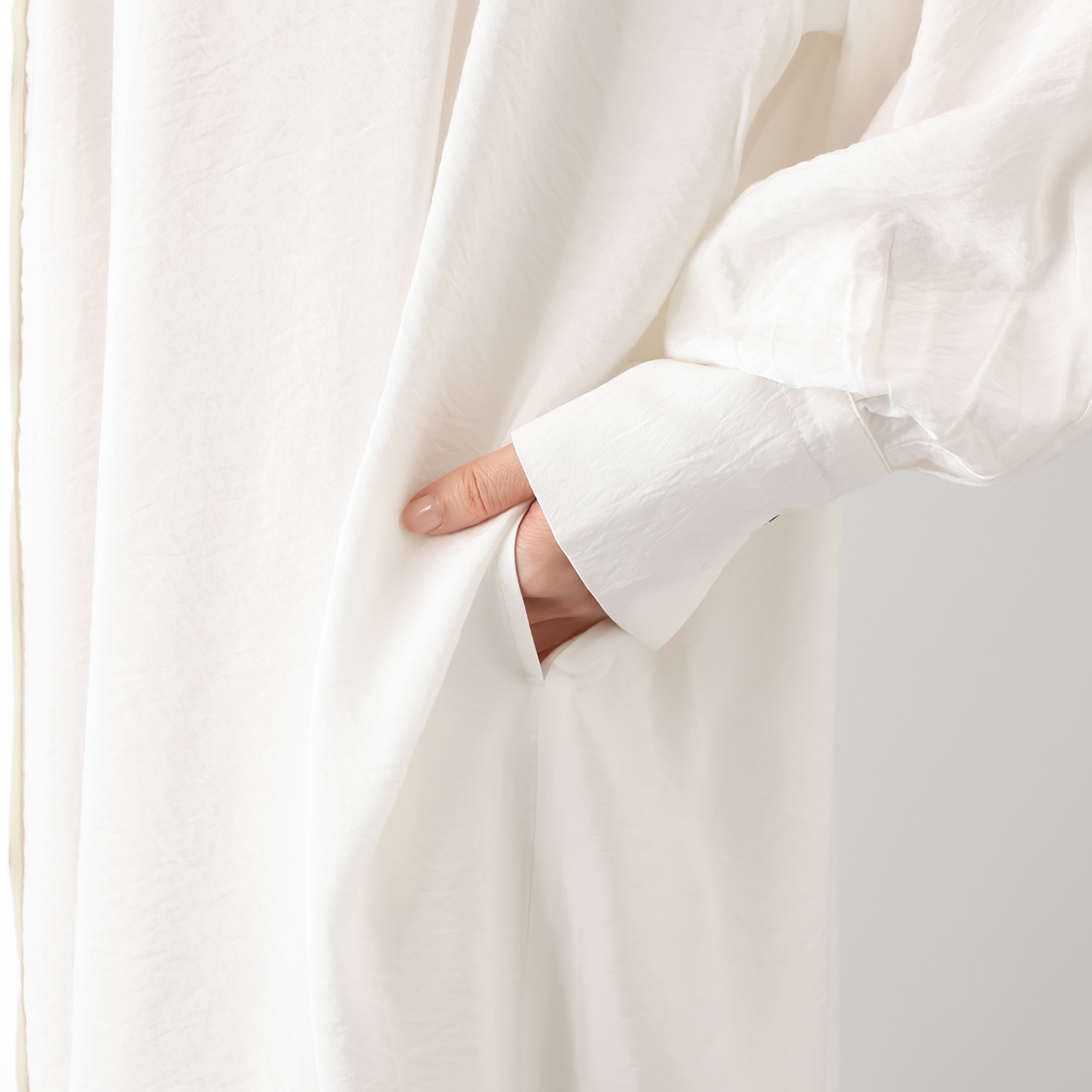 ヘ・エラ 大人のおしゃれで細見え ギャザーたっぷり バンドカラーワンピース