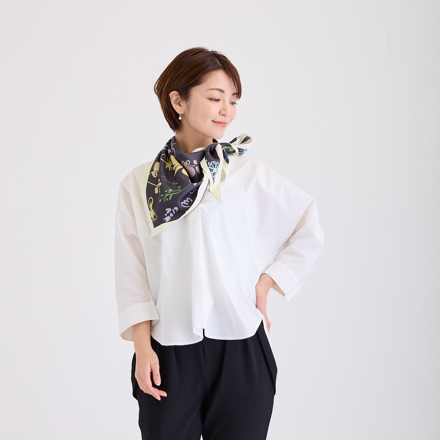 ミラ・ショーン シルク１００％ リバーシブル トライアングルスカーフ