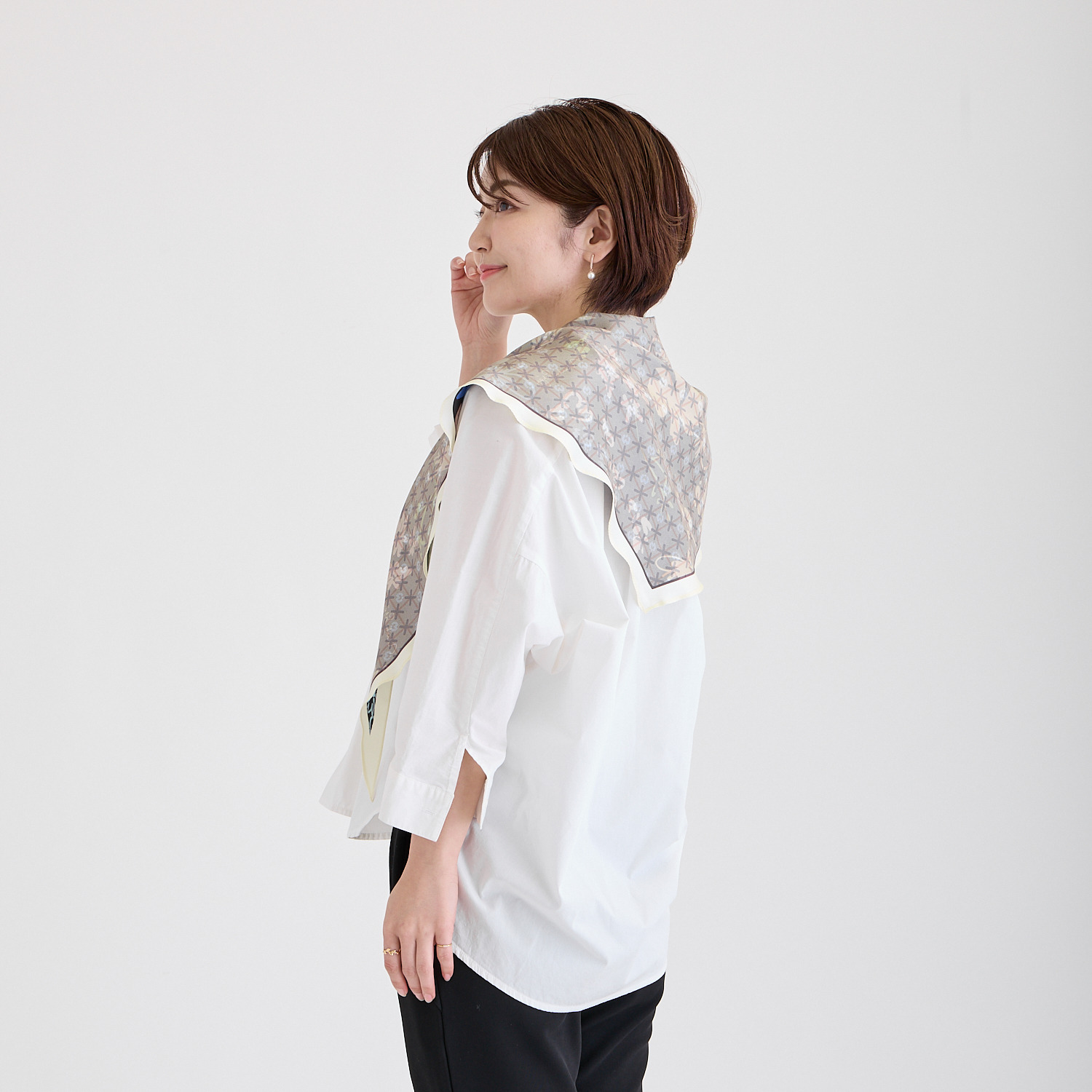 ミラ・ショーン シルク１００％ リバーシブル トライアングルスカーフ