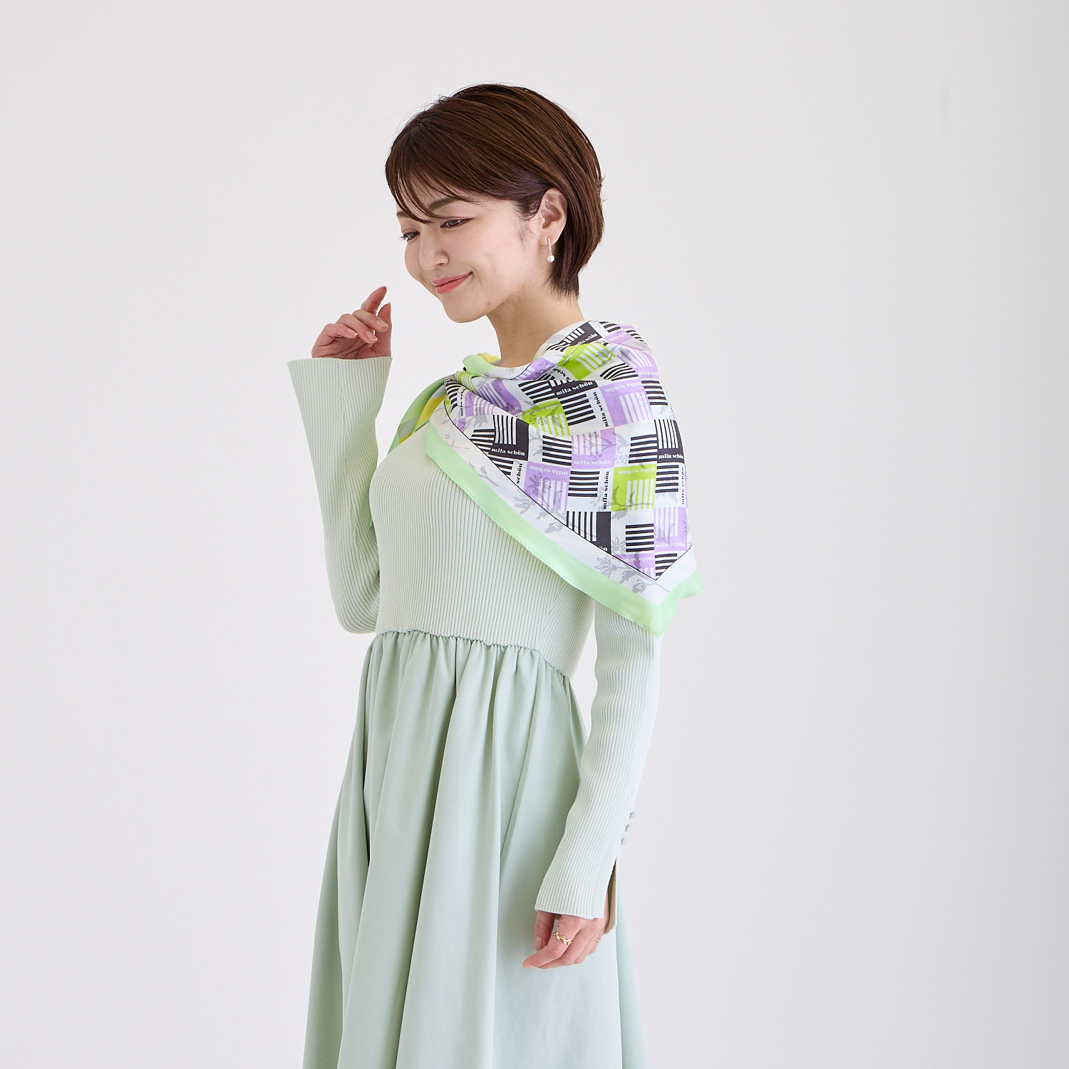 ミラ・ショーン シルク１００％ リバーシブル トライアングルスカーフ