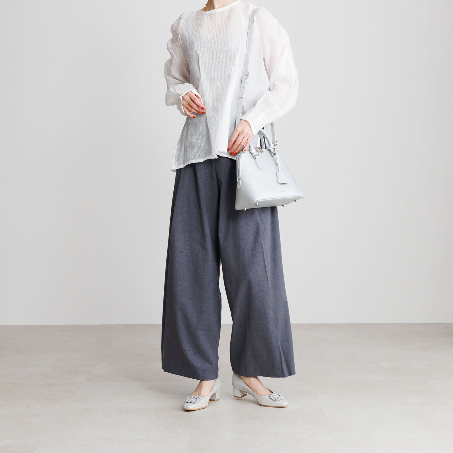 卑弥呼 はっ水レザー ４ｃｍヒール パールビジュウパンプス