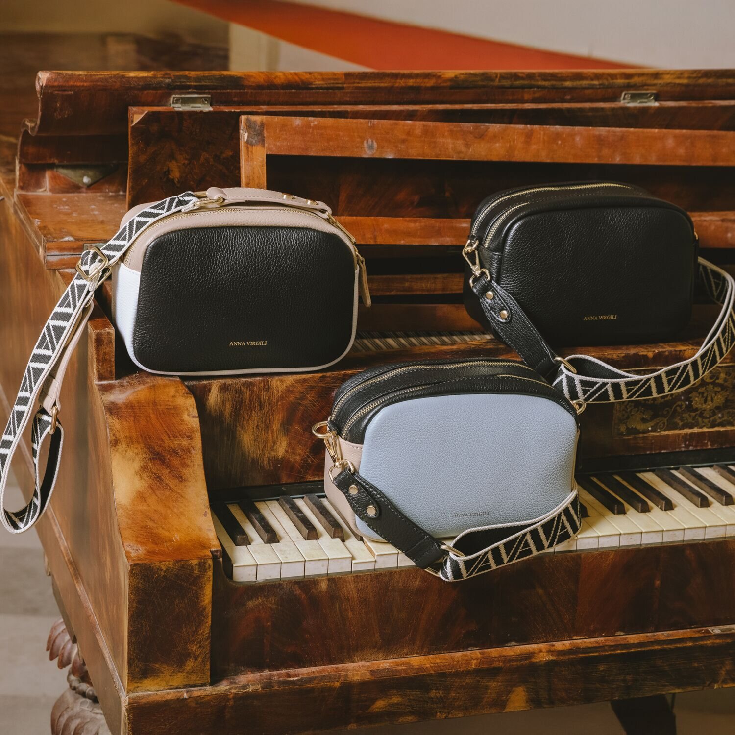 アンナヴィルジリ イタリア製 カーフシュリンク型押し ロゴショルダーバッグ “マチルダ”