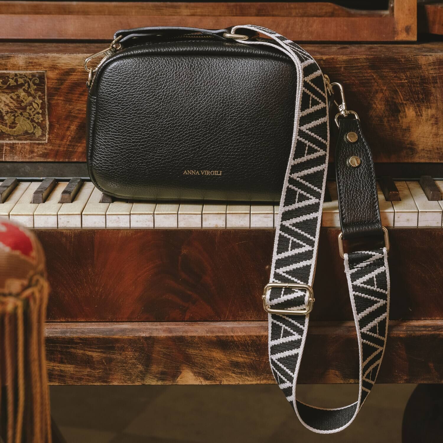 アンナヴィルジリ イタリア製 カーフシュリンク型押し ロゴショルダーバッグ “マチルダ”