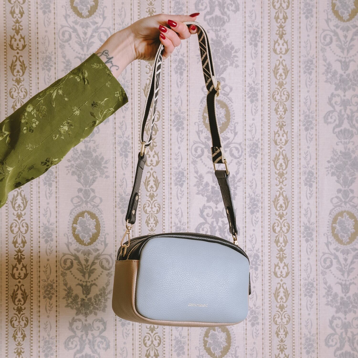 アンナヴィルジリ イタリア製 カーフシュリンク型押し ロゴショルダーバッグ “マチルダ”