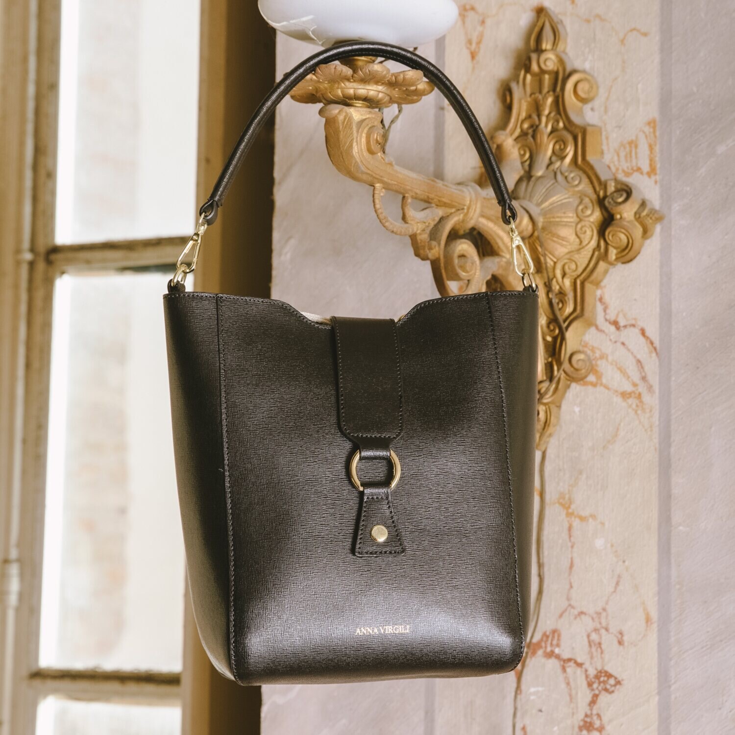 アンナヴィルジリ イタリア製 サフィアーノカーフレザー ロゴストラップ付 バケットバッグ “ヴァニア”