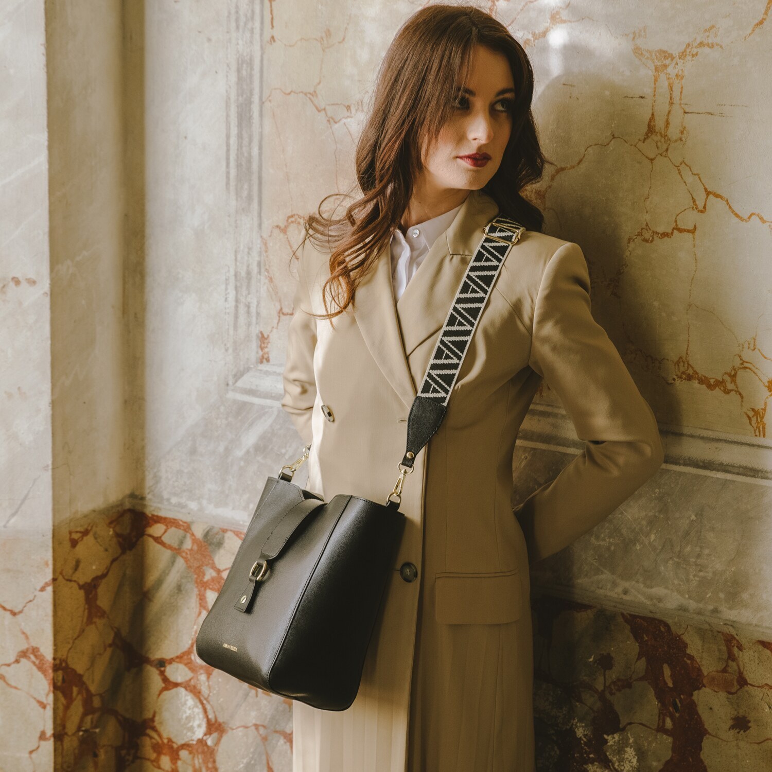 アンナヴィルジリ イタリア製 サフィアーノカーフレザー ロゴストラップ付 バケットバッグ “ヴァニア”