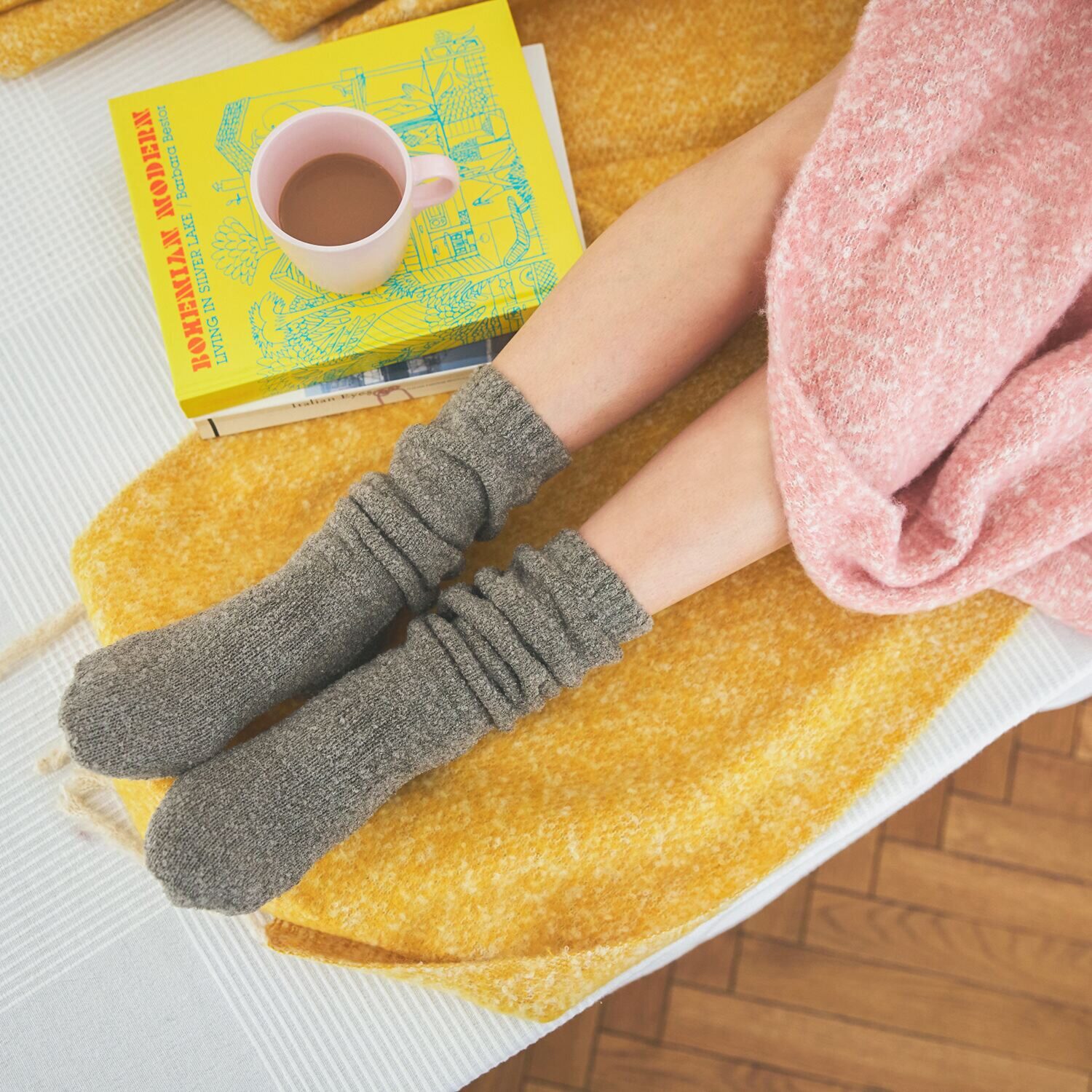 手ぶくろ職人のこだわり！ ふくらはぎまであたたかい モコモコハイソックス 同色２足セット 洗濯ネット付