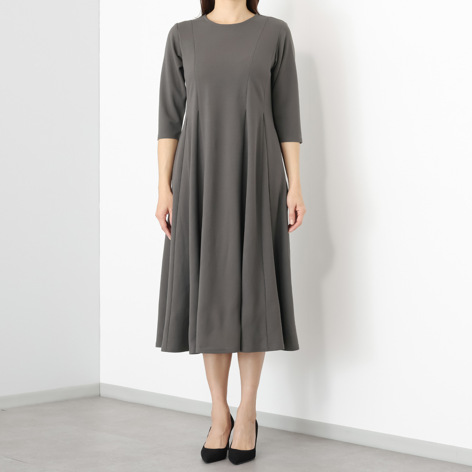 ミニマライズプラス ベーシックと思いきや パネルカットをほどこし パータンを駆使した 上品なワンピース