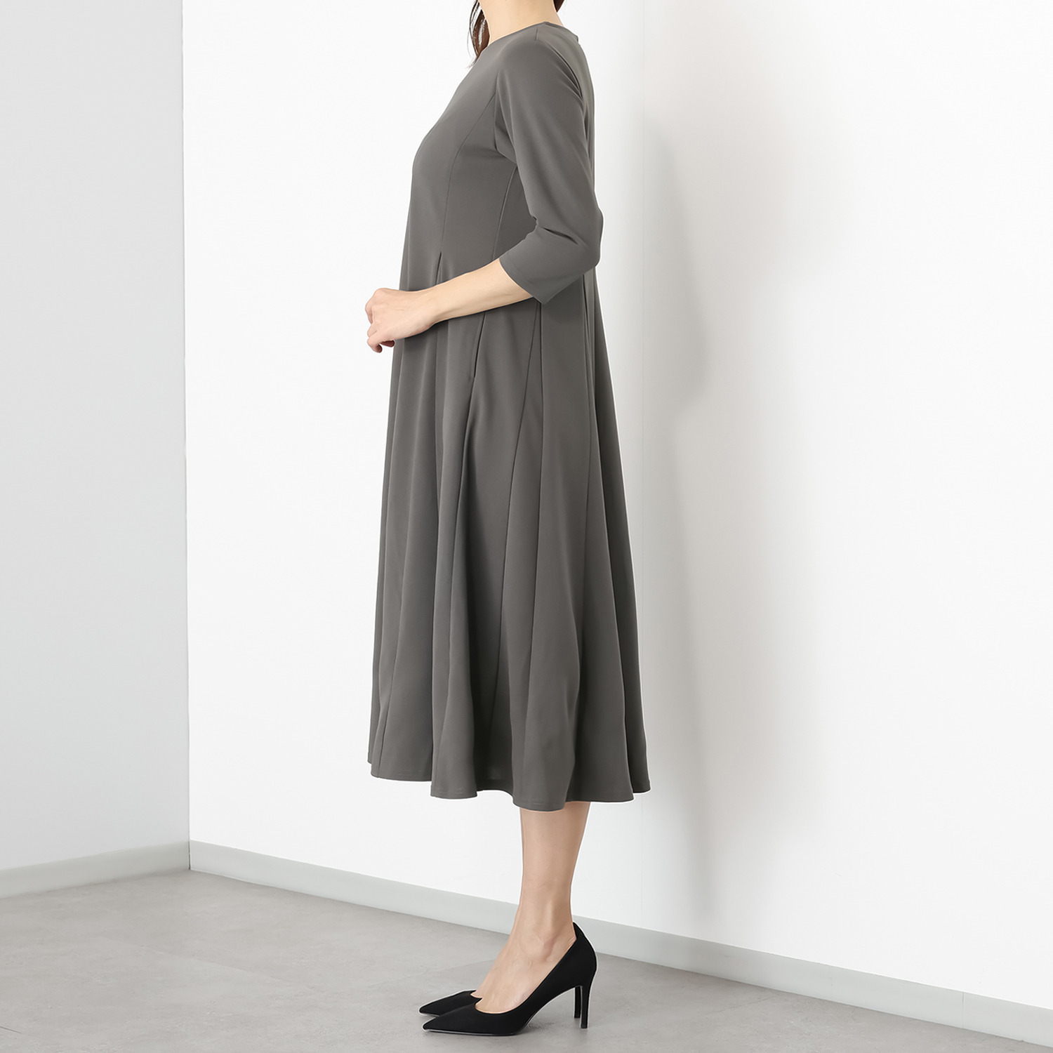 ミニマライズプラス ベーシックと思いきや パネルカットをほどこし パータンを駆使した 上品なワンピース