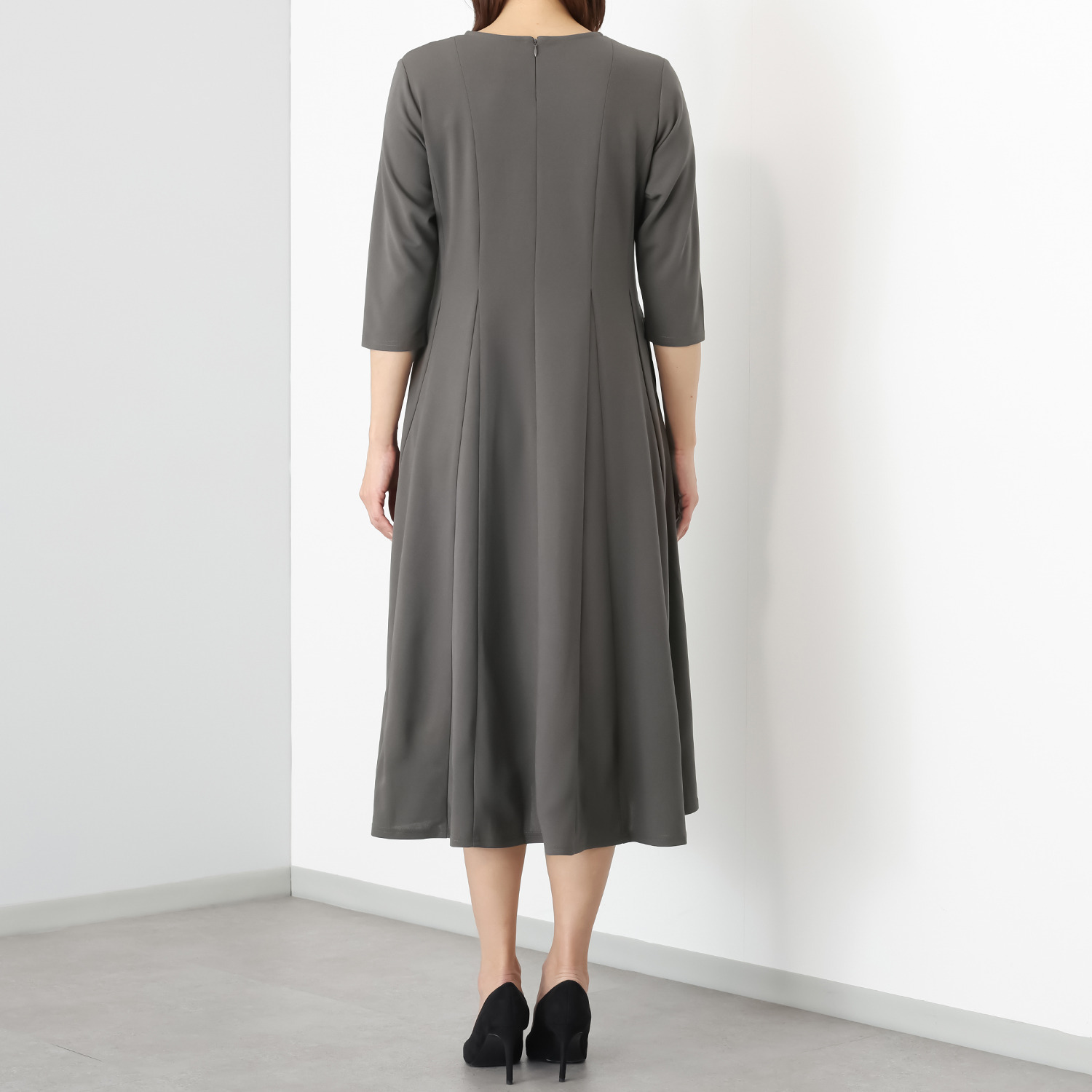 ミニマライズプラス ベーシックと思いきや パネルカットをほどこし パータンを駆使した 上品なワンピース