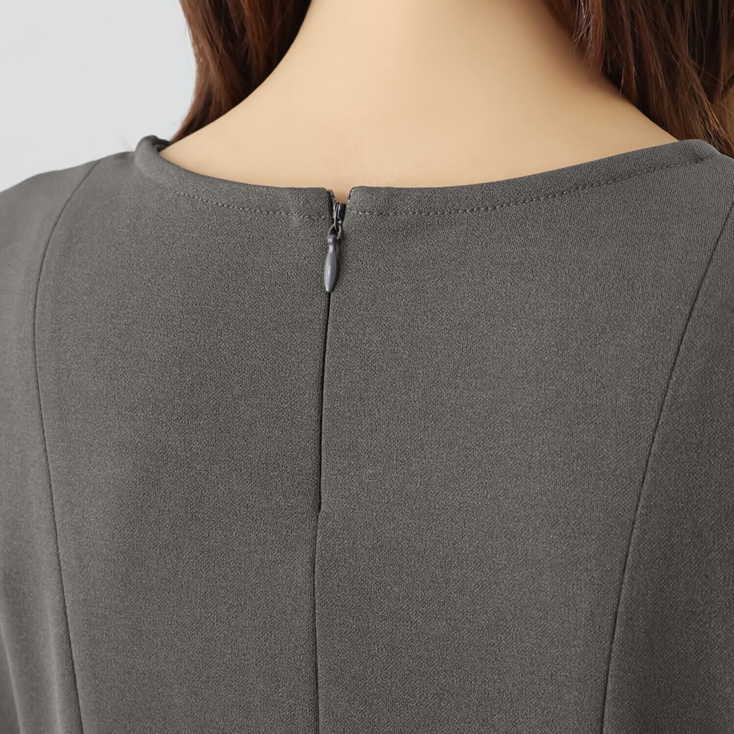 ミニマライズプラス ベーシックと思いきや パネルカットをほどこし パータンを駆使した 上品なワンピース