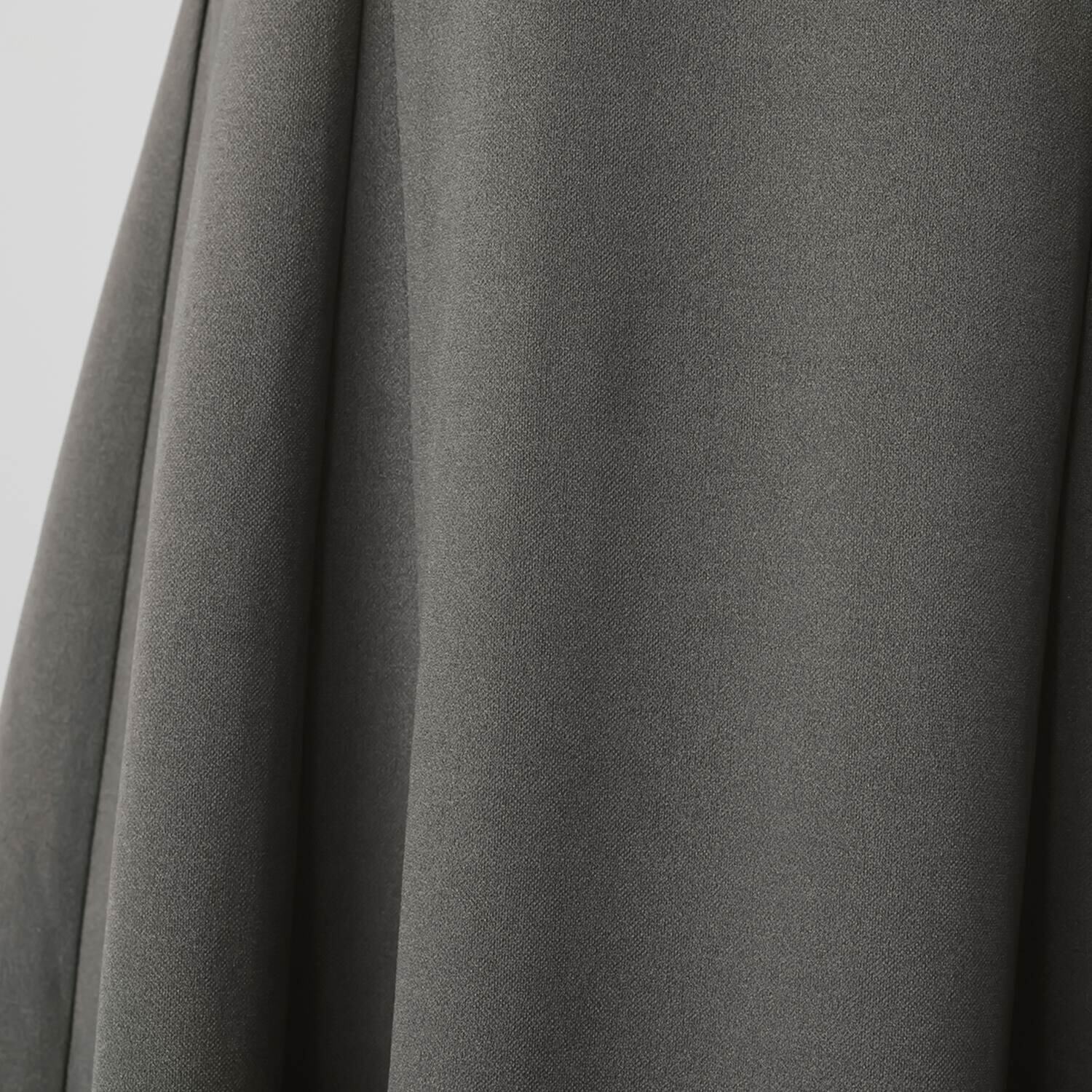 ミニマライズプラス ベーシックと思いきや パネルカットをほどこし パータンを駆使した 上品なワンピース