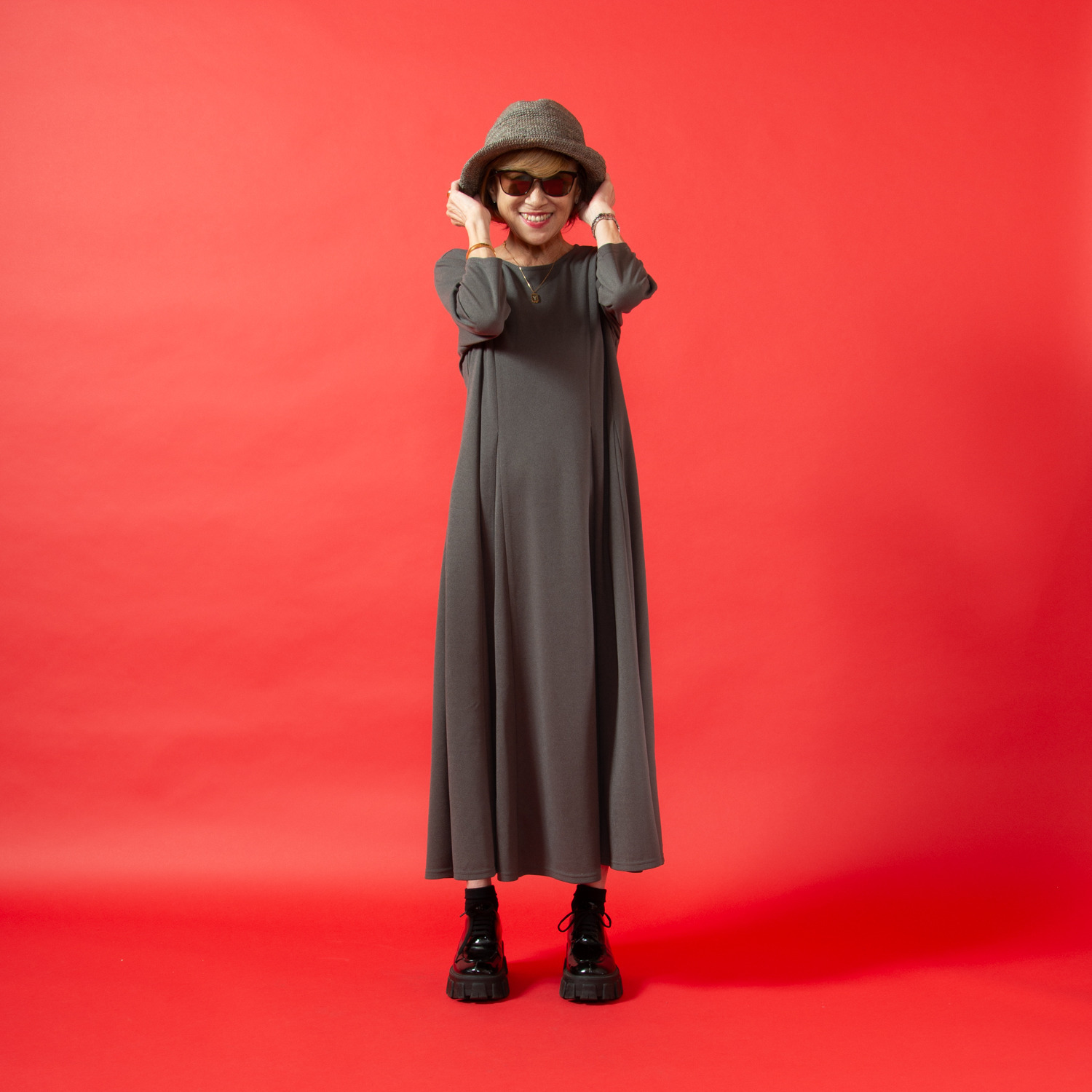 ミニマライズプラス ベーシックと思いきや パネルカットをほどこし パータンを駆使した 上品なワンピース