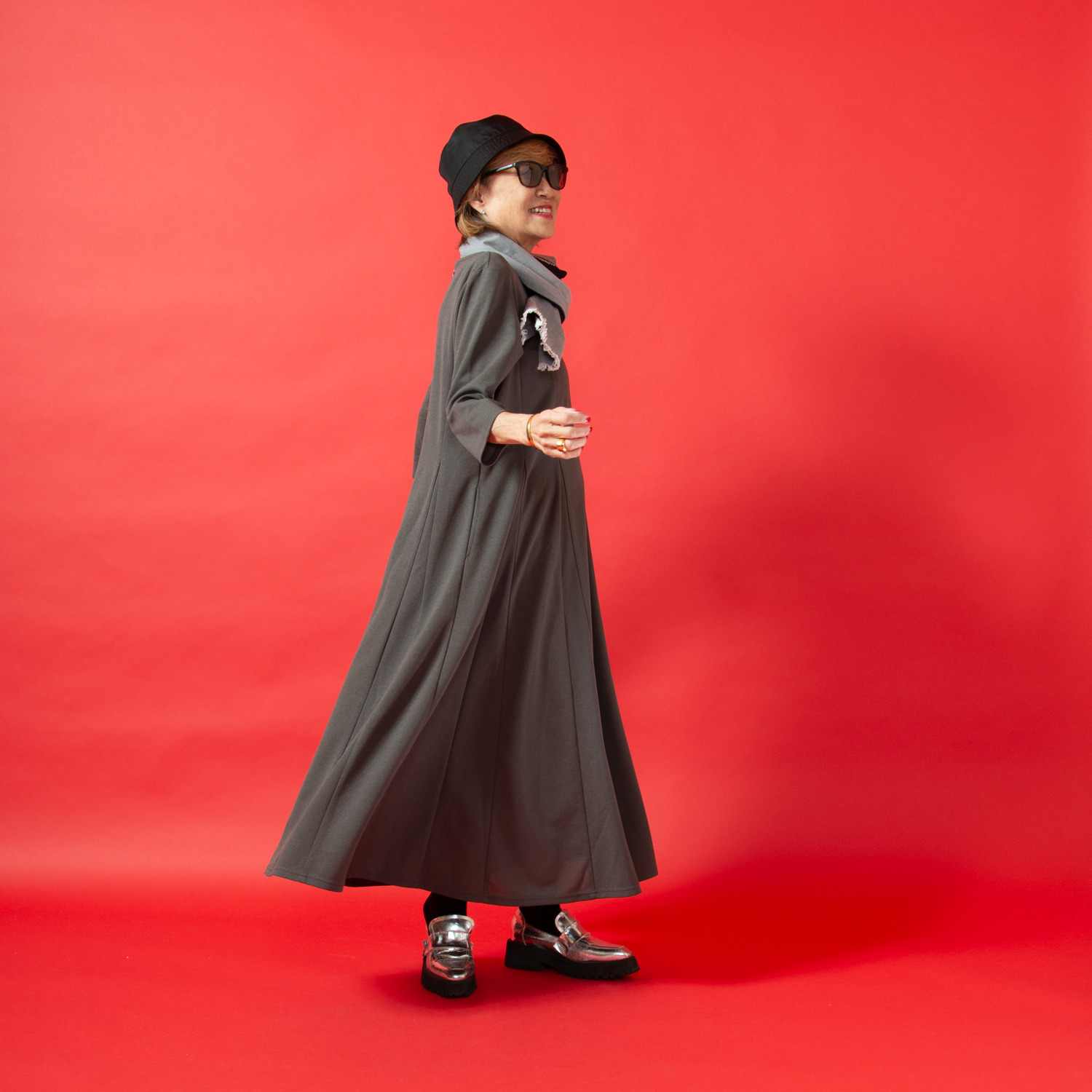 ミニマライズプラス ベーシックと思いきや パネルカットをほどこし パータンを駆使した 上品なワンピース