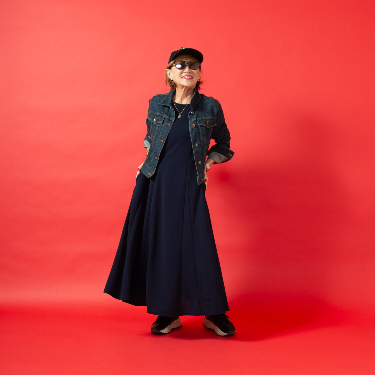 ミニマライズプラス ベーシックと思いきや パネルカットをほどこし パータンを駆使した 上品なワンピース