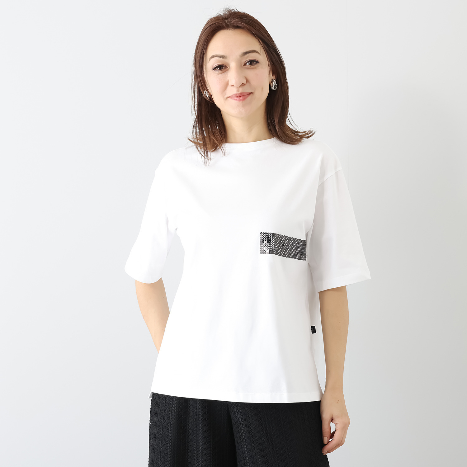 ミニマライズプラス ちょっとモード感をプラス 着心地を大切にし 軽やかさを意識 控えめなスパンコールを ほどこしたプルオーバー