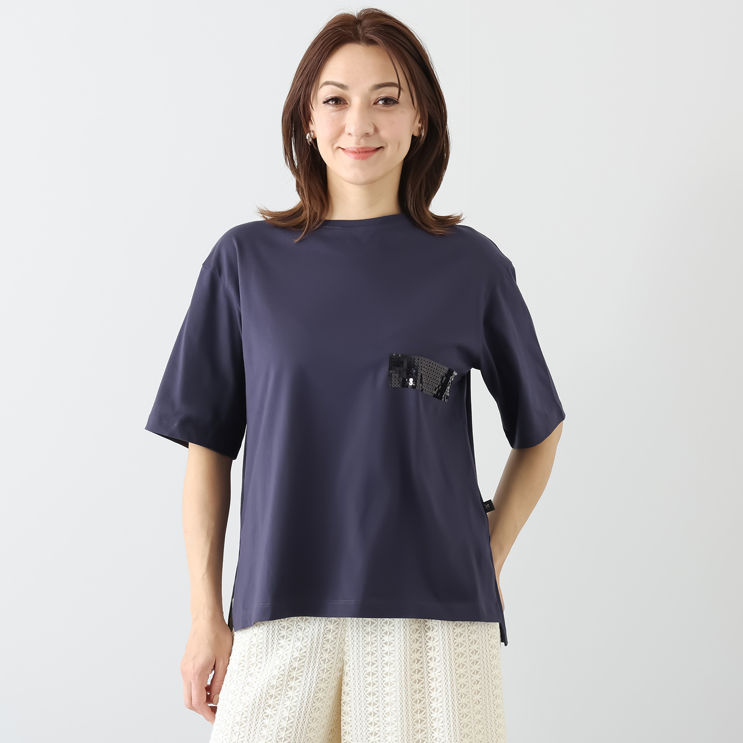 ミニマライズプラス ちょっとモード感をプラス 着心地を大切にし 軽やかさを意識 控えめなスパンコールを ほどこしたプルオーバー