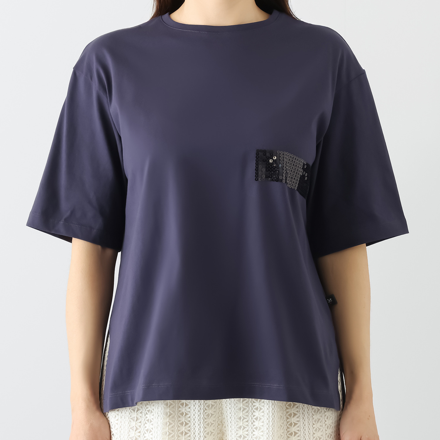 ミニマライズプラス ちょっとモード感をプラス 着心地を大切にし 軽やかさを意識 控えめなスパンコールを ほどこしたプルオーバー