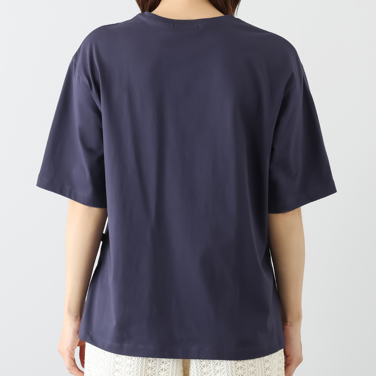 ミニマライズプラス ちょっとモード感をプラス 着心地を大切にし 軽やかさを意識 控えめなスパンコールを ほどこしたプルオーバー