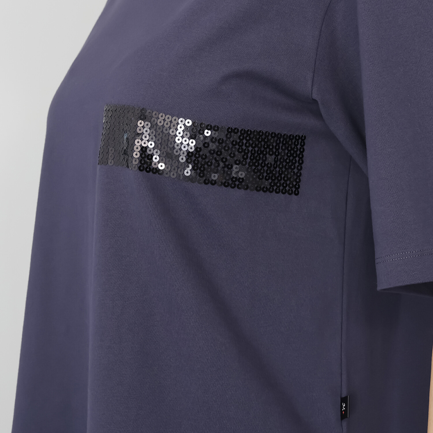 ミニマライズプラス ちょっとモード感をプラス 着心地を大切にし 軽やかさを意識 控えめなスパンコールを ほどこしたプルオーバー