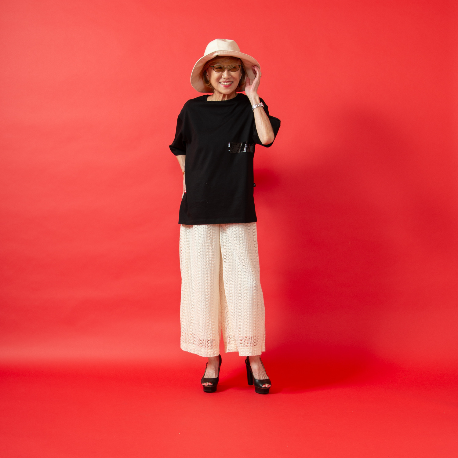 ミニマライズプラス ちょっとモード感をプラス 着心地を大切にし 軽やかさを意識 控えめなスパンコールを ほどこしたプルオーバー