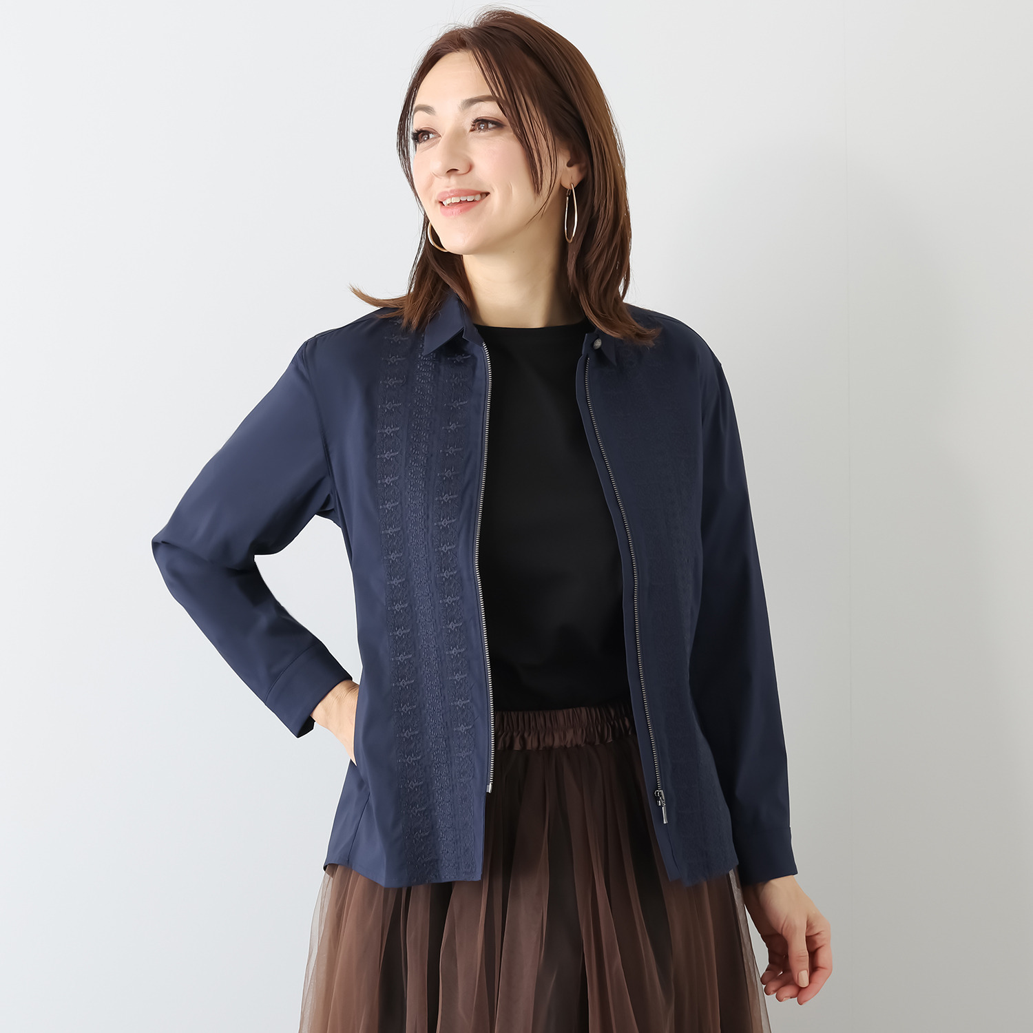 ミニマライズプラス シャツとジャケットを キュッと一緒にデザイン ライン刺しゅうで トレンド感満載な シャツジャケット