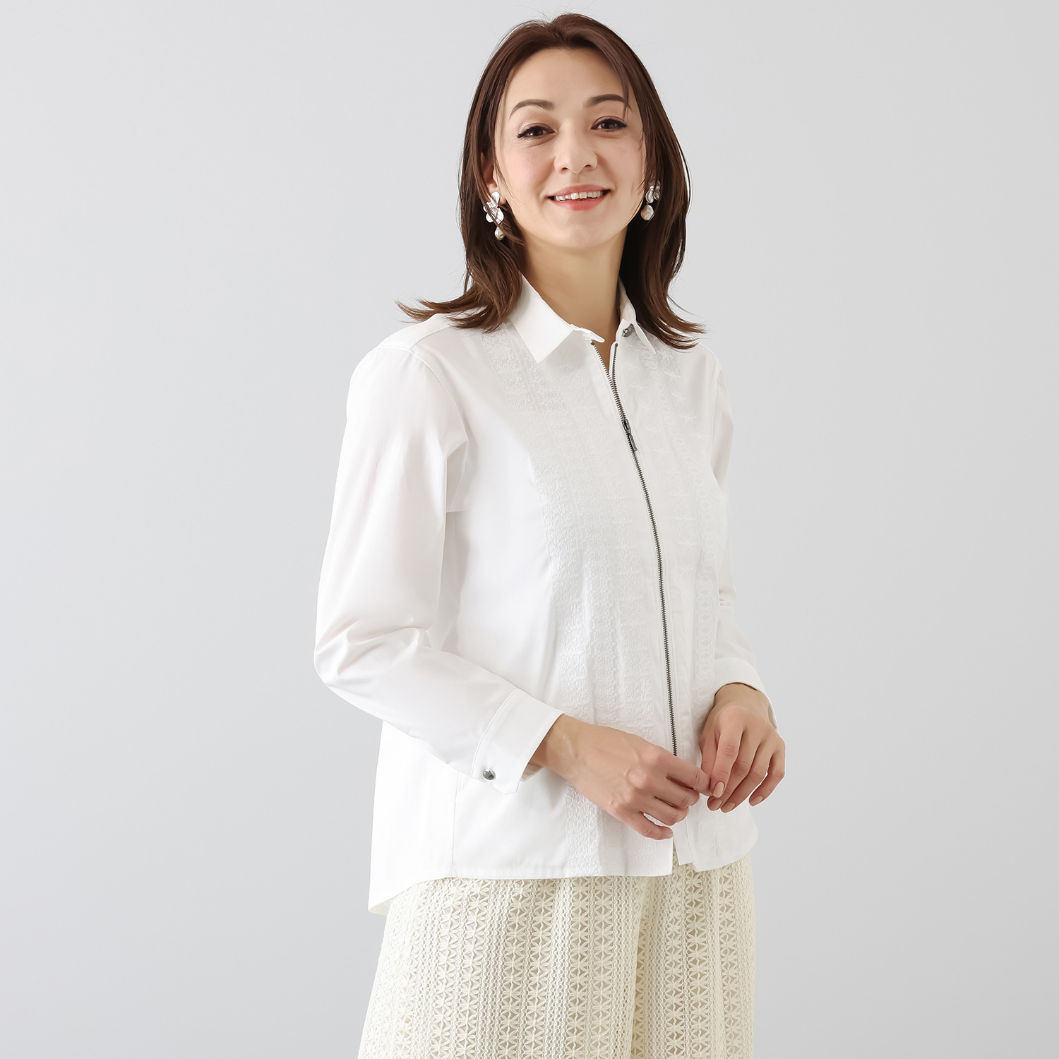 ミニマライズプラス シャツとジャケットを キュッと一緒にデザイン ライン刺しゅうで トレンド感満載な シャツジャケット