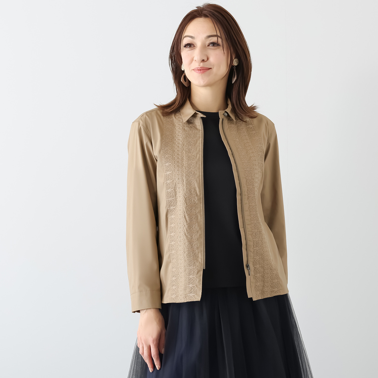 ミニマライズプラス シャツとジャケットを キュッと一緒にデザイン ライン刺しゅうで トレンド感満載な シャツジャケット