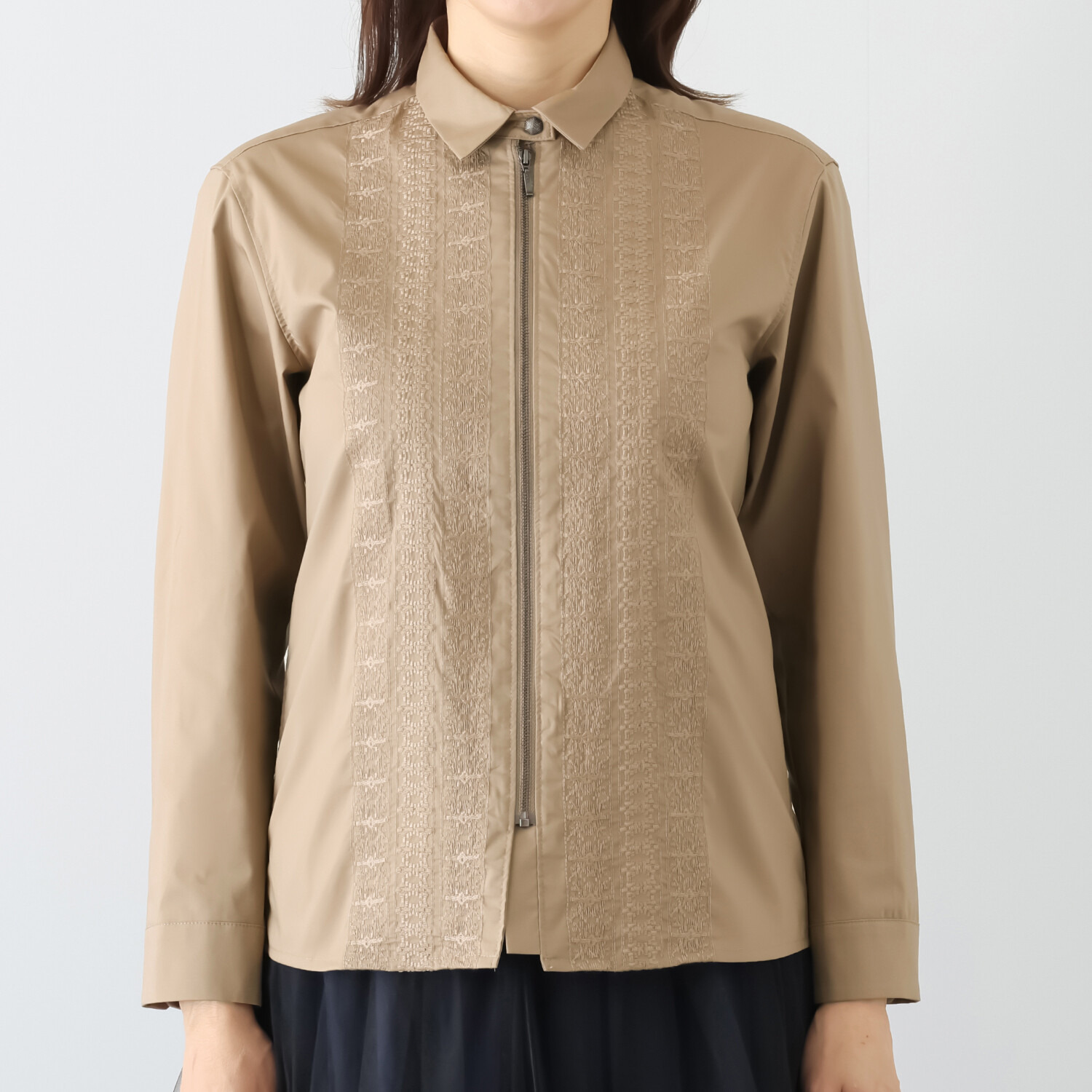 ミニマライズプラス シャツとジャケットを キュッと一緒にデザイン ライン刺しゅうで トレンド感満載な シャツジャケット