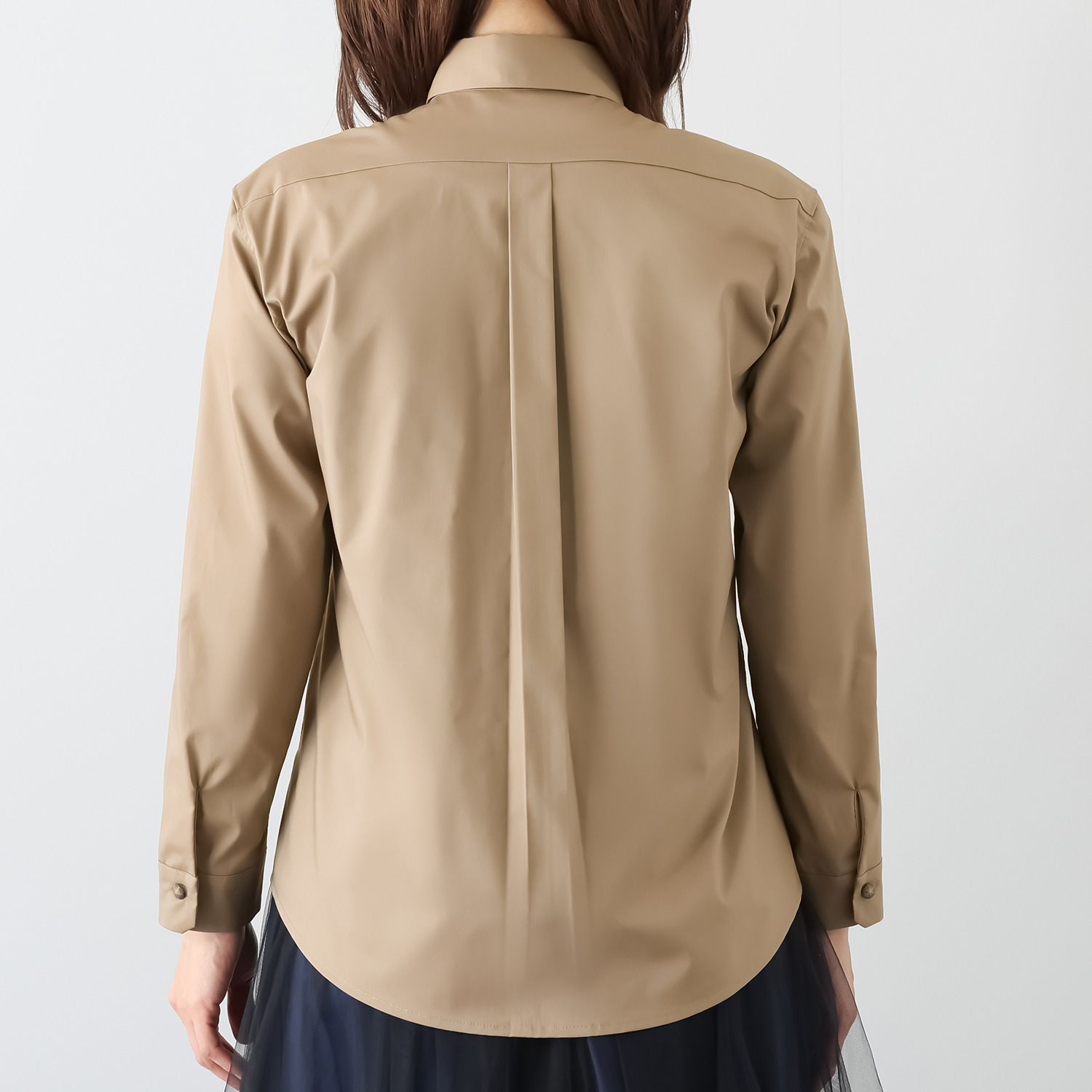 ミニマライズプラス シャツとジャケットを キュッと一緒にデザイン ライン刺しゅうで トレンド感満載な シャツジャケット