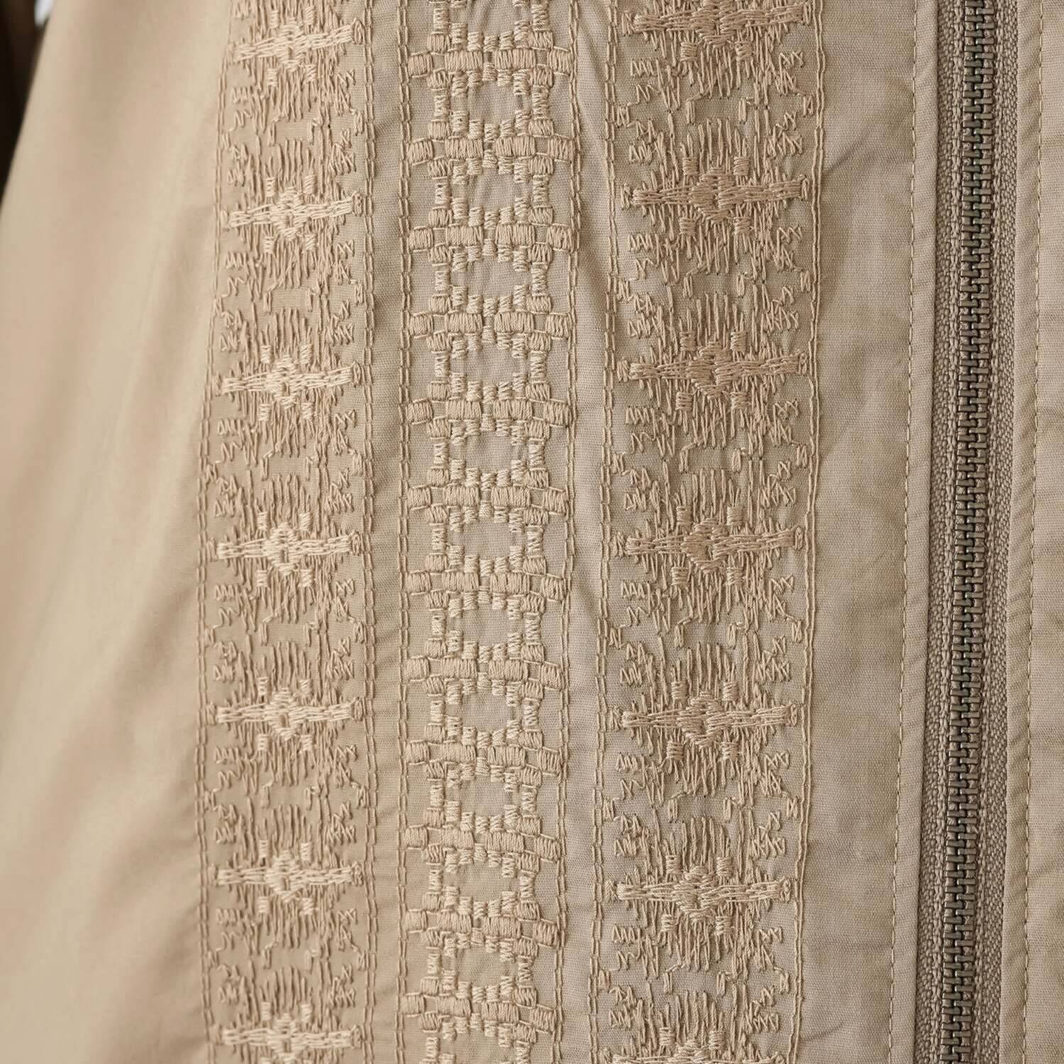 ミニマライズプラス シャツとジャケットを キュッと一緒にデザイン ライン刺しゅうで トレンド感満載な シャツジャケット