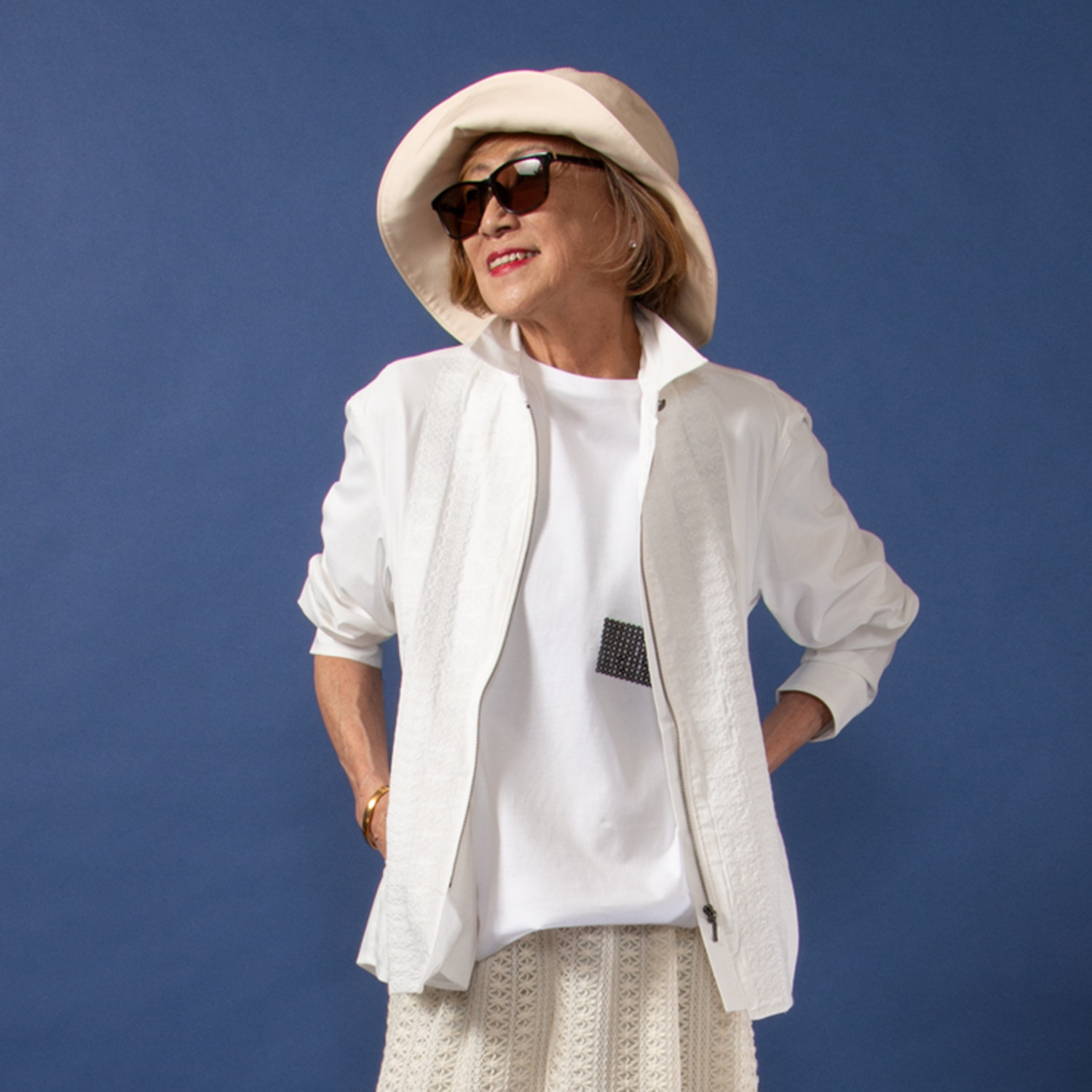 ミニマライズプラス シャツとジャケットを キュッと一緒にデザイン ライン刺しゅうで トレンド感満載な シャツジャケット