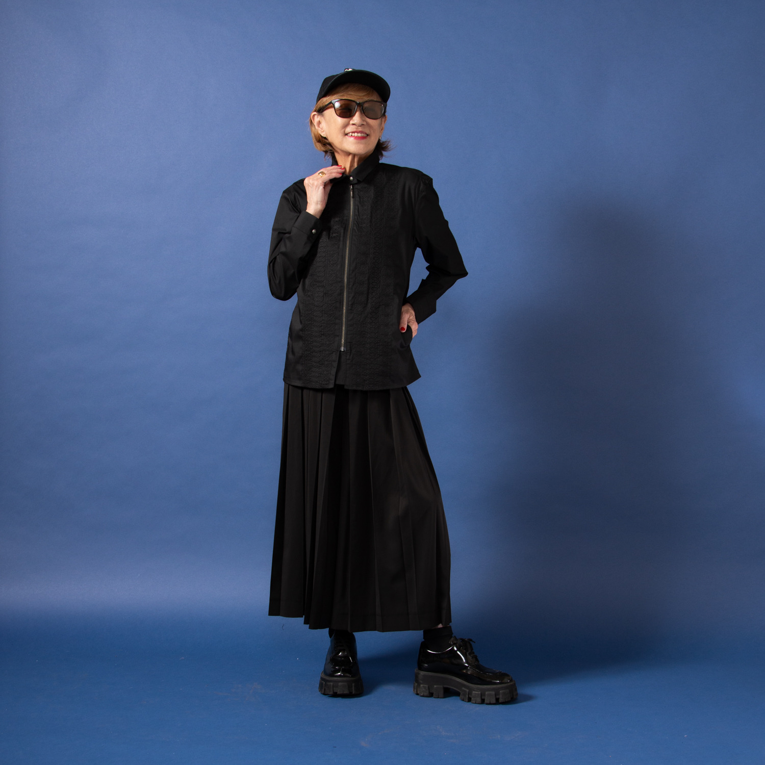 ミニマライズプラス シャツとジャケットを キュッと一緒にデザイン ライン刺しゅうで トレンド感満載な シャツジャケット