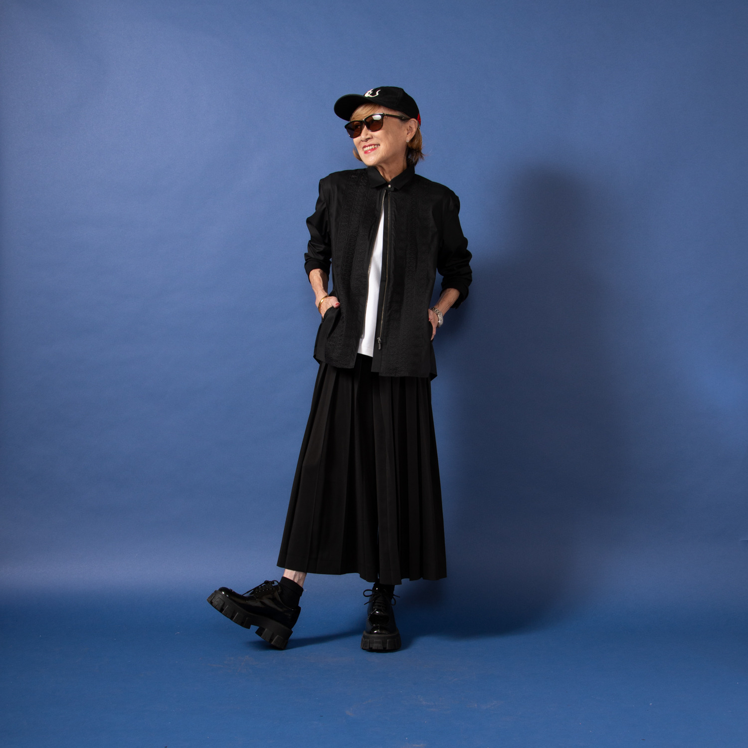 ミニマライズプラス シャツとジャケットを キュッと一緒にデザイン ライン刺しゅうで トレンド感満載な シャツジャケット