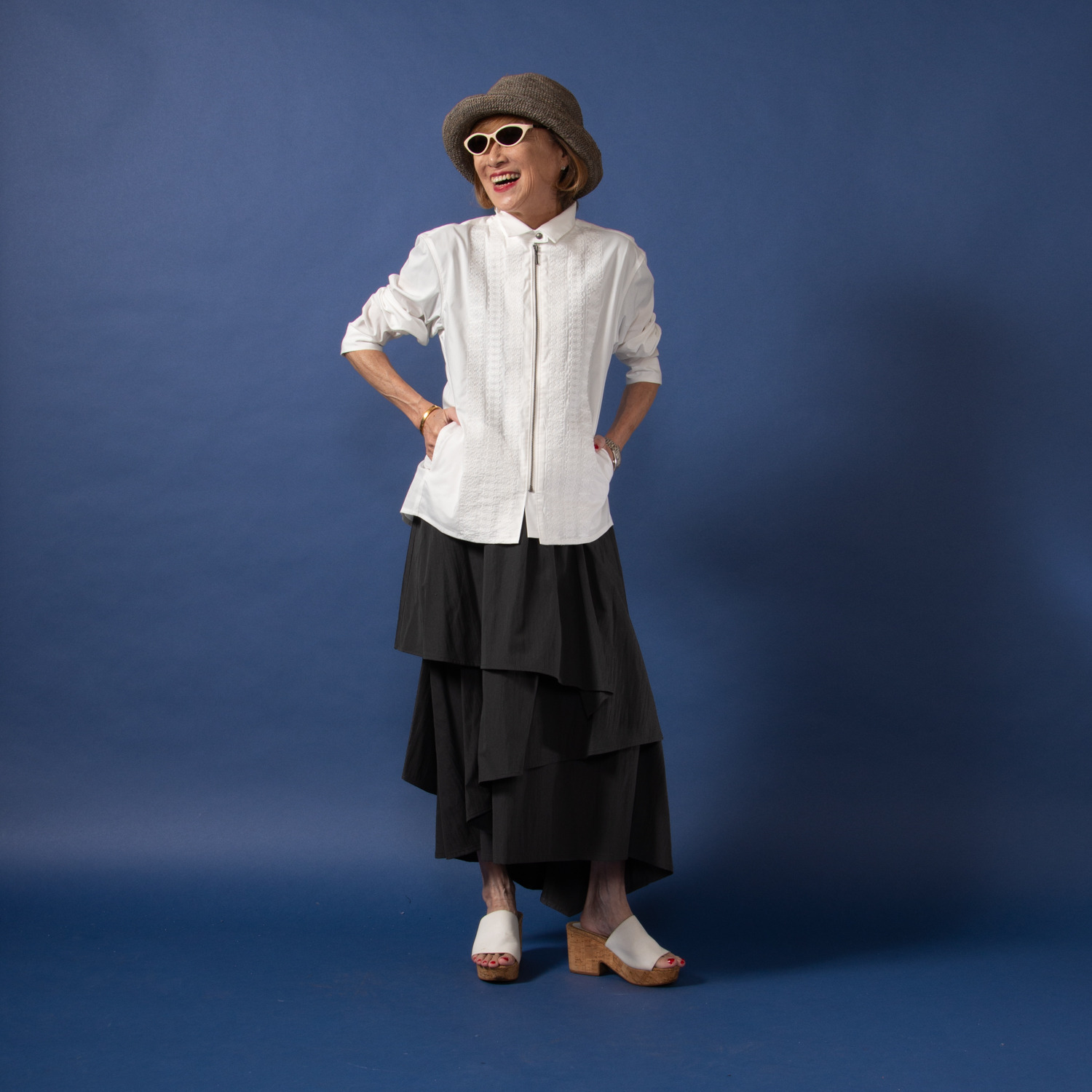 ミニマライズプラス シャツとジャケットを キュッと一緒にデザイン ライン刺しゅうで トレンド感満載な シャツジャケット