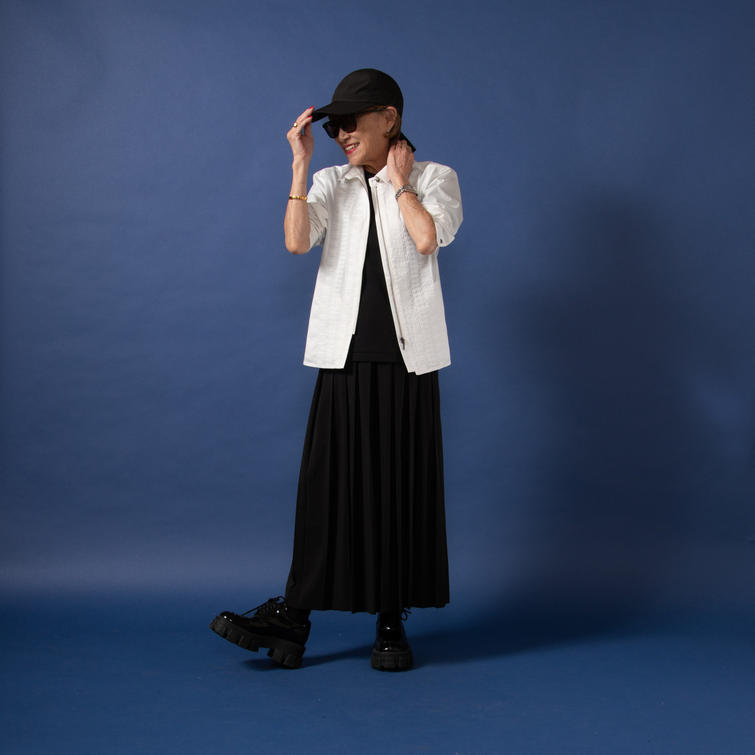 ミニマライズプラス シャツとジャケットを キュッと一緒にデザイン ライン刺しゅうで トレンド感満載な シャツジャケット