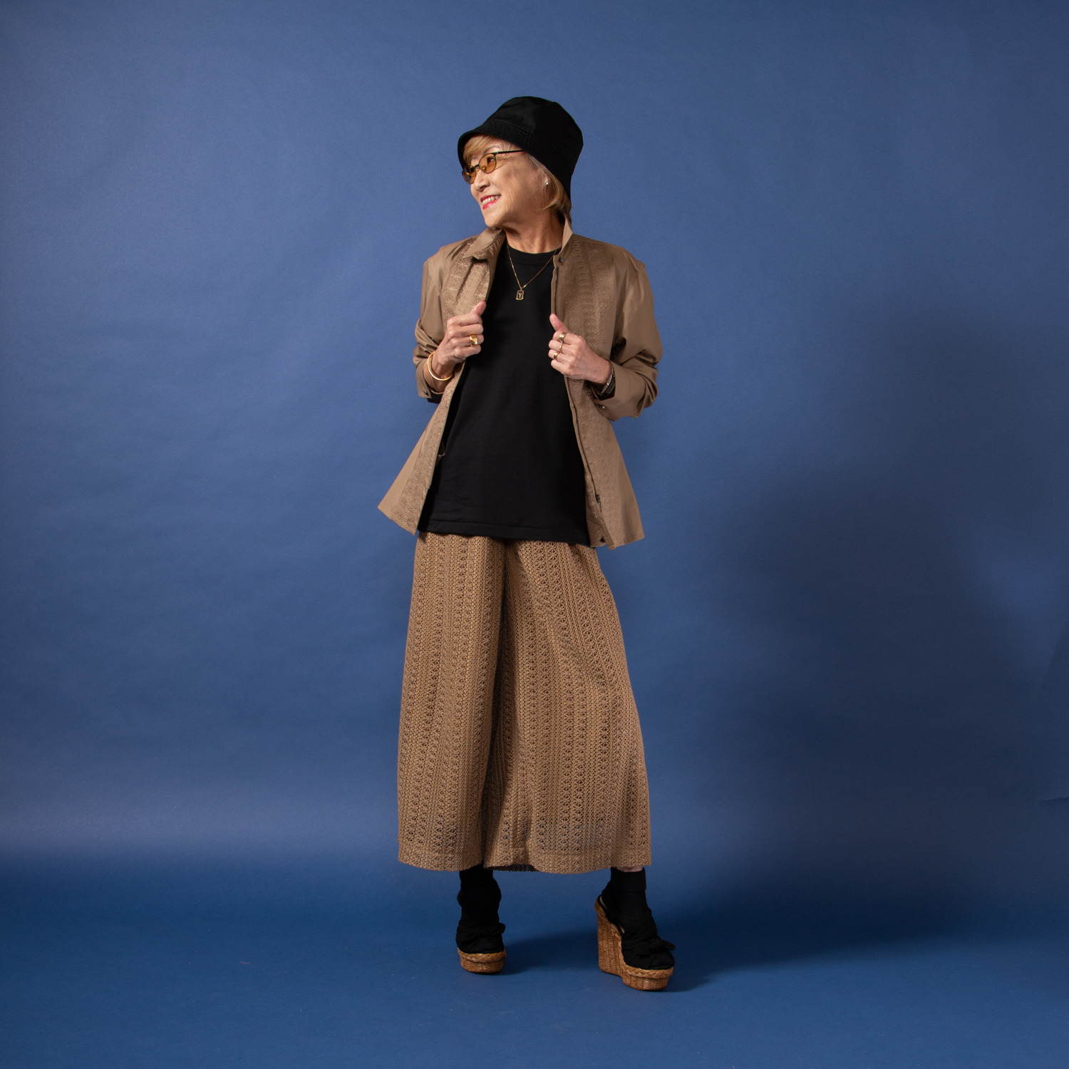 ミニマライズプラス シャツとジャケットを キュッと一緒にデザイン ライン刺しゅうで トレンド感満載な シャツジャケット