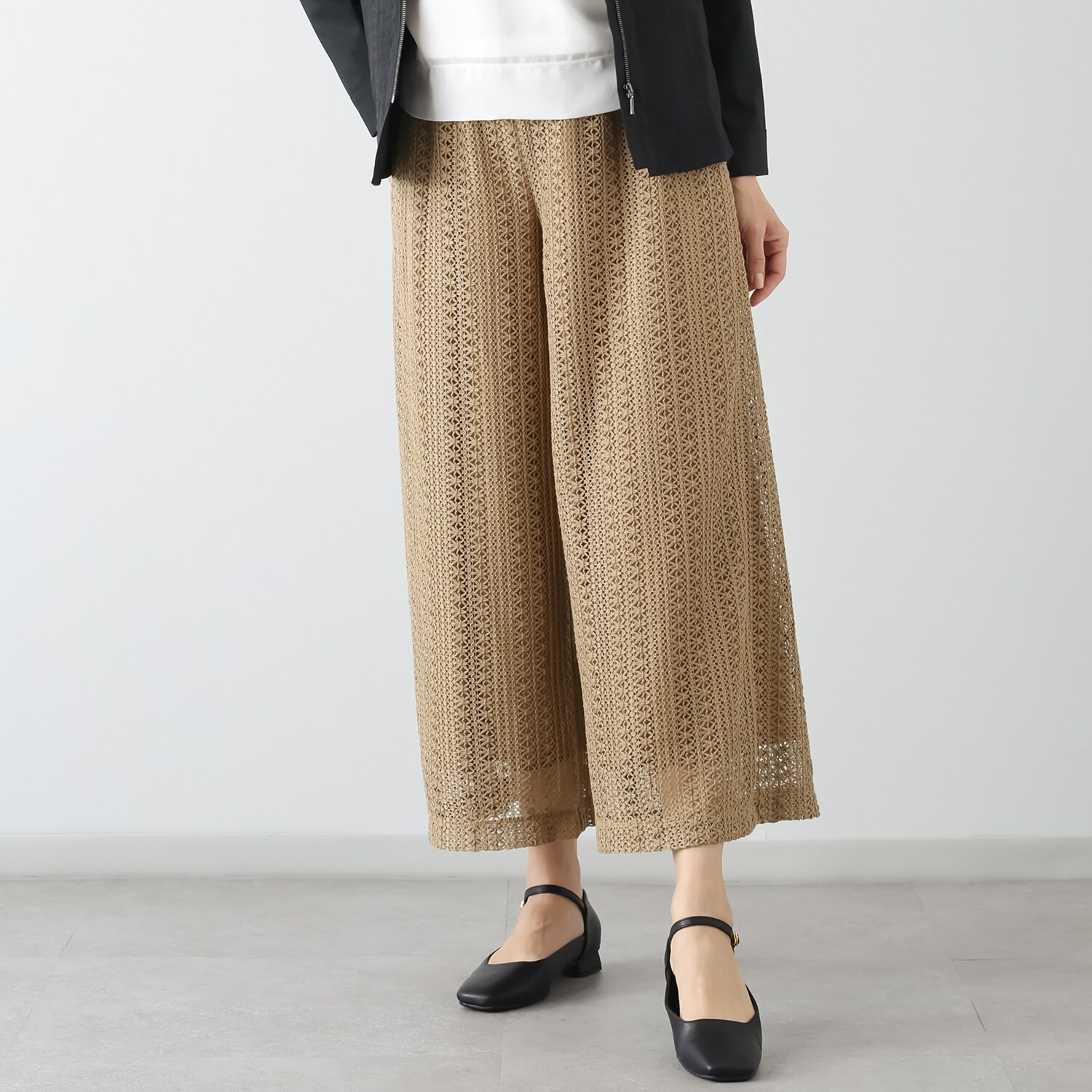 ミニマライズプラス 立体感のあるレース使いで 甘さの中に シャープさが光る モードなパンツ