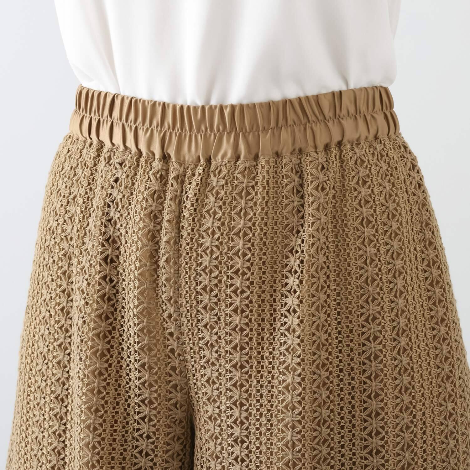 ミニマライズプラス 立体感のあるレース使いで 甘さの中に シャープさが光る モードなパンツ